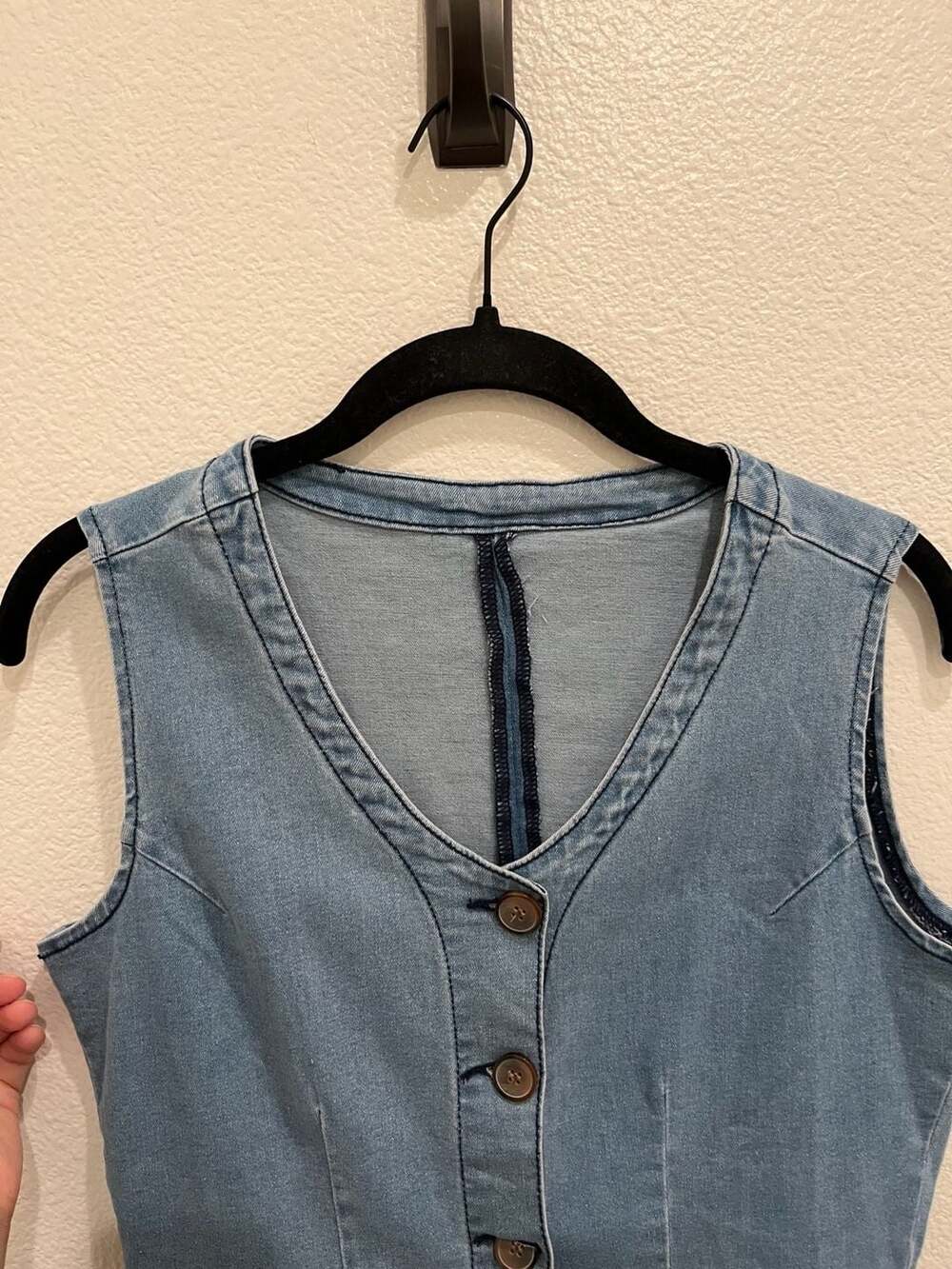 Women's V-Neck Sleeveless Denim Button-Down Mini Dress with Frayed Hem - Picture 5 of 8
